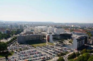 Dresden-Altstadt. Blick vom Turm des Neuen Rathauses über den Ferdinandplatz mit Parkplatz und Karstadt-Kaufhaus und die Ptager Straße nach Südwesten