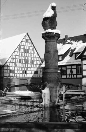 Dornstetten: Brunnen vor Fachwerkhof am Marktplatz