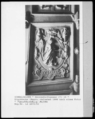 Stuckdecke, Reliefs mit Tugend- und Lastergestalten: Justitia