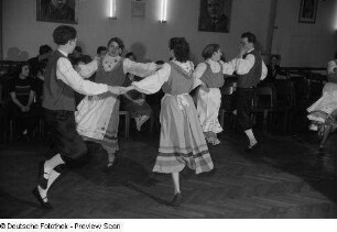 Tanzende Paare in Tracht beim Kreisausscheid für Volkskunst