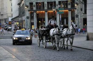 Wien - Fiaker vor der Hofburg : Taxi und Fiaker auf dem Platz vor der Wiener Hofburg, 2008