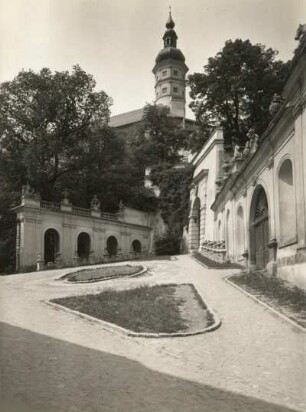 Mikulov (Nikolsburg). Schloss. Ehrenhof. Blick zum Schlossturm
