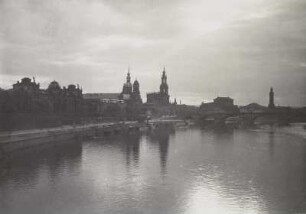 Dresden. Altstadt. Blick über die Elbe : Dresden, Blick von der Carolabrücke elbabwärts auf die Altstadt