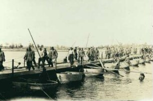 Übergang unbewaffneter Soldaten über einen Fluss [Rhein?]