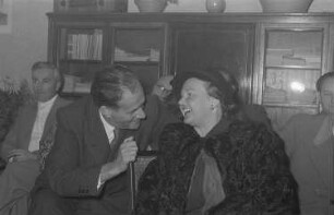 60. Geburtstag von Walter Maschke, Generalsekretär der Volksbühne Berlin : Schriftsteller Friedrich Wolf (2.v.l.) im Gespräch mit der Schauspielerin Steffie Spira