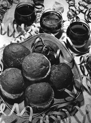 Krafts Rezeptaufnahmen. Teller mit Pfannkuchen und Bowle in Henkelgläsern zu Fasching, dekoriert mit Papierschlangen