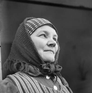 Frau mit Kopftuch