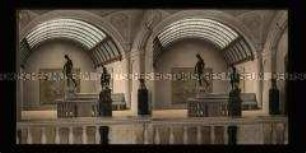 Figurengruppe und Wandteppich im Kaiser-Friedrich-Museum, Magdeburg