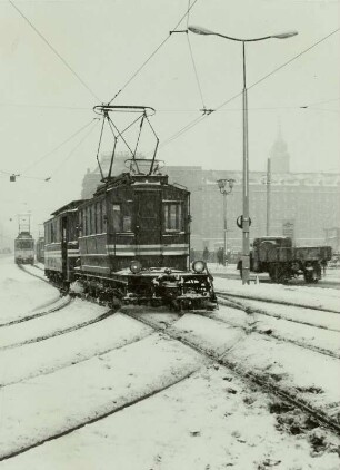 Dresden. Straßenbahnwinterdienst mit Schneepflug (Eigenbau 1927), Einsatz beim Schneetreiben am Postplatz