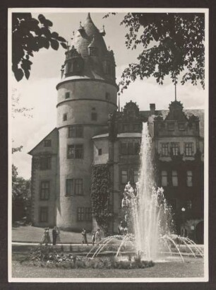 Springbrunnen vor dem Schloss. Detmold, Schlossplatz