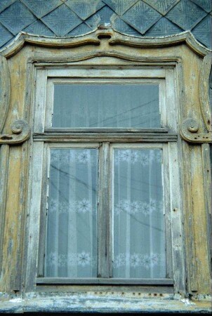 Detail voriges Bild: Fenster mit verziertem Blendrahmen