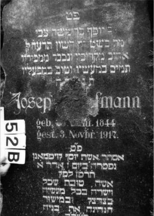 Grabstein 52 (Index: 99804532) Material: Granit Zustand: kleinerTeil der Inschrift ausgeschlagen mit Textverlust Maße HxBxT: 186x69x29 cm Beschreibung: Stele mit unregelmäßigem Rand, Sockel, unregelmäßiger Abschluß Besonderheit: Doppelgrab für Eheleute: Grabstein 52B