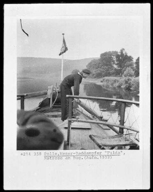 Matrose auf dem Raddampfer "Fulda" auf der Weser bei Polle (Kreis Hameln-Pyrmont)