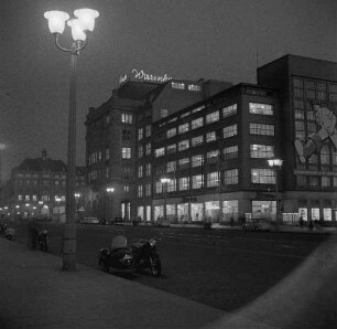 Dresden-Altstadt, Ernst-Thälmann-Straße 25. HO-Warenhaus "Howa". Straßenansicht (Nachtaufnahme)