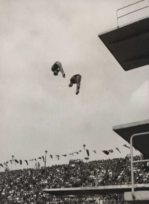 Synchronsprung des amerikanischen Teams beim olympischen Turmspringen 1936: Marshall Wayne und Elbert Root