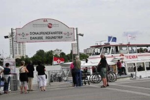 Passagiere am Kai : Passagiere warten am Kai im Donauhafen. Aufgenommen am 2. September 2009 in Wien