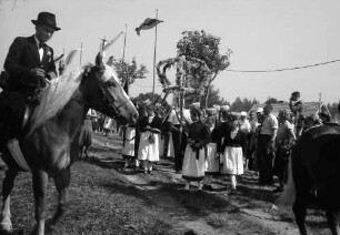 St. Märgen: Tag des Schwarzwälder Pferdes. Festzug, Pferde und Trachten und Wagen des Südwestfunks
