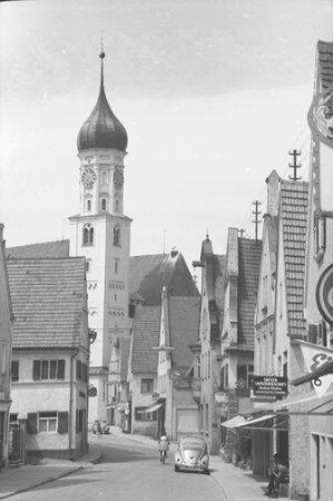 Burgau: Straße mit Stadtpfarrkirche
