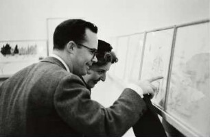Besucher in der Saul Steinberg-Ausstellung, Betty Parson Gallery