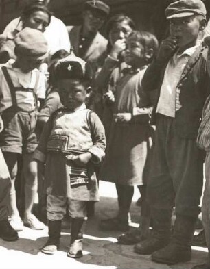 Mongolische Kinder im Hof des Gandan-Klosters (Der Junge in der Mitte in der Offizierstracht Suche-Bators)