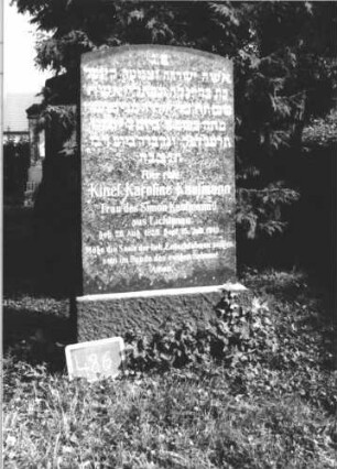Grabstein 486 (Index: 100111645) Material: Granit Zustand: gut Maße HxBxT: 146x69x18 cm Beschreibung: konische Stele, Sockel, Segmentbogenabschluß: Grabstein 486