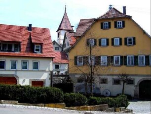 Ansicht von Westen mit Kirche (im Kern Frühgotisch) in erhöhter Lage am Ortsrand aus dem Ort
