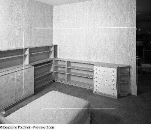 Anbaustrecke : Leipzig. Leipziger Herbstmesse, 1983. Studio-Design. Anbaustrecke. Holz, gelb beschichtet (1983; VEB Möbelkombinat Dresden-Hellerau)