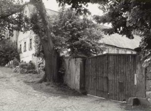 Mobschatz-Altleuteritz, Altleuteritzer Ring 5. Bauernhof (2. H. 19. Jh.). Toranlage und Seitengebäude