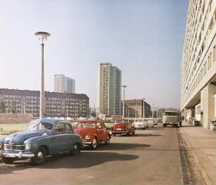 Dresden. Leningrader Straße, rechts das Appartementhaus Prager Straße