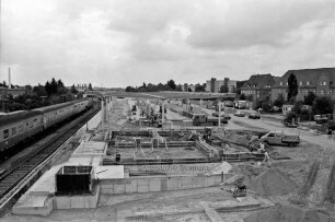 Bahnhof: Baustelle für Bahnhofsgebäude: Eingang zur Unterführung, dahinter Zentraler Omnibusbahnhof
