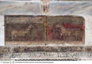 Kreuz flankiert von zwei Schafen
