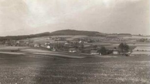 Beiersdorf. Blick über den Ort zum Huhberg (Bieleboh, 499 m) von Süden