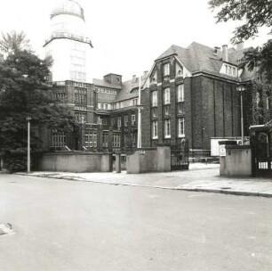 Dresden-Südvorstadt, George-Bähr-Straße 1. Technische Universität Dresden. Beyer-Bau (1910-1913; M. Dülfer). Ansicht mit Observatorium von Westen