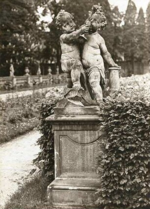 Puttengruppe: Knabe, einem Mädchen zu trinken gebend : Puttengruppe im Ehrenhof (Südwestecke), Höhe 1,20m