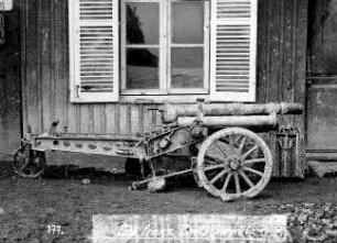 Erster Weltkrieg : Kanone vor einem Haus
