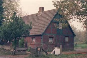 Herrenruhmweg (6): Fachwerkkate: Giebelseite, an Giebel Luke, Verbretterung: Traufseite