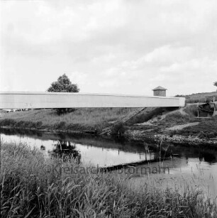Trave: Spannbetonbrücke für Fußgänger und Viehtrieb: vorn Gräser: hinten rechts Pegelhäuschen