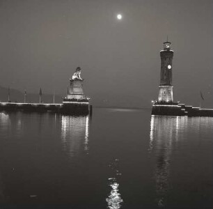 Hafeneinfahrt von Lindau bei Mondschein - Harbour entrance of Lindau by moonlight : Lindau. Hafeneinfahrt von Lindau, links der bayerische Löwe und rechts der Neue Leuchtturm
