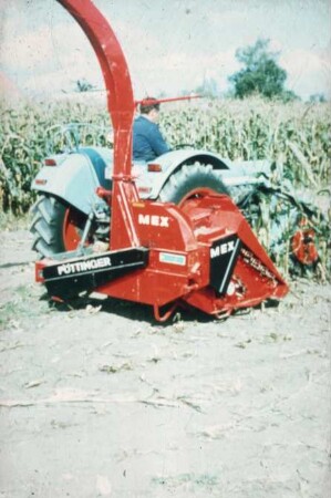 Fotografie: Erntetechnik, Silomais, Maishäcksler angebaut, Scheibenradfeldhäcksler