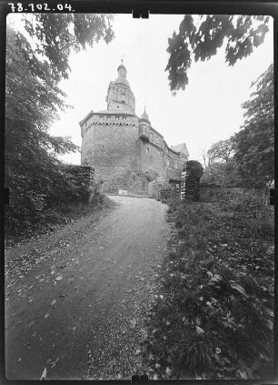 Pansfelde (Falkenstein/Harz-Pansfelde). Burg Falkenstein (Burgmuseum, Baubeginn 1115). Ansicht von der Zufahrt (von Norden) mit Bergfried
