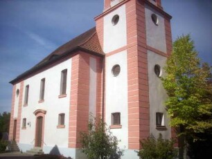 Kirche von Südosten über (ehemaligen) Kirchhof