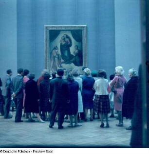 Galeriebesucher vor dem Gemälde "Sixtinische Madonna" von Raffael