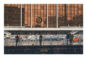 Angler vor dem Palast der Republik