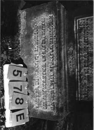 Grabstein 578 (Index: 99790967) Maße HxBxT: 141x67x41 cm Symbolik: nach unten gehaltene Fackeln: Grabstein 578E (Nachholaufnahme)