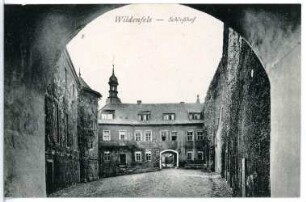 Wildenfels. Schlosshof. Blick zum Torhaus mit Durchfahrt in den Hof