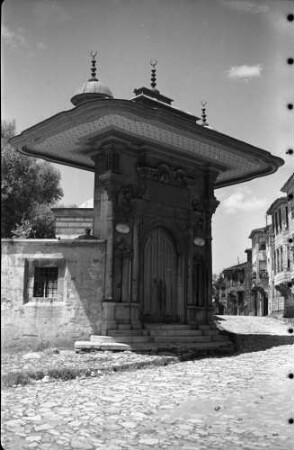 Istanbul: schönes Tor mit Dach