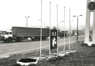 Zinnwald-Georgenfeld. Grenzübergangsstelle mit Schlagbaum, DDR-Wappen und Stangen für Losungen