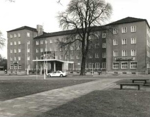 Dresden-Strehlen, Strehlener Platz 1. Hotel "Astoria". 1931; P. Wolf, nach 1945 Umbau. Straßenansicht von Südwest