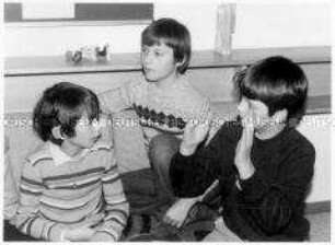 Kinder sprechen Gebärdensprache (Altersgruppe bis 14)
