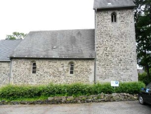 Rhena-(Evangelische Kirche ) - Ansicht von Ansicht von Norden mit Kirche (romanisch gegründet) über Traufseite